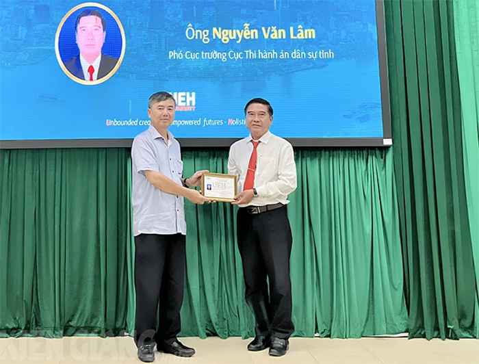 44 học viên hoàn thành lớp bồi dưỡng cán bộ lãnh đạo làm việc trong môi trường quốc tế